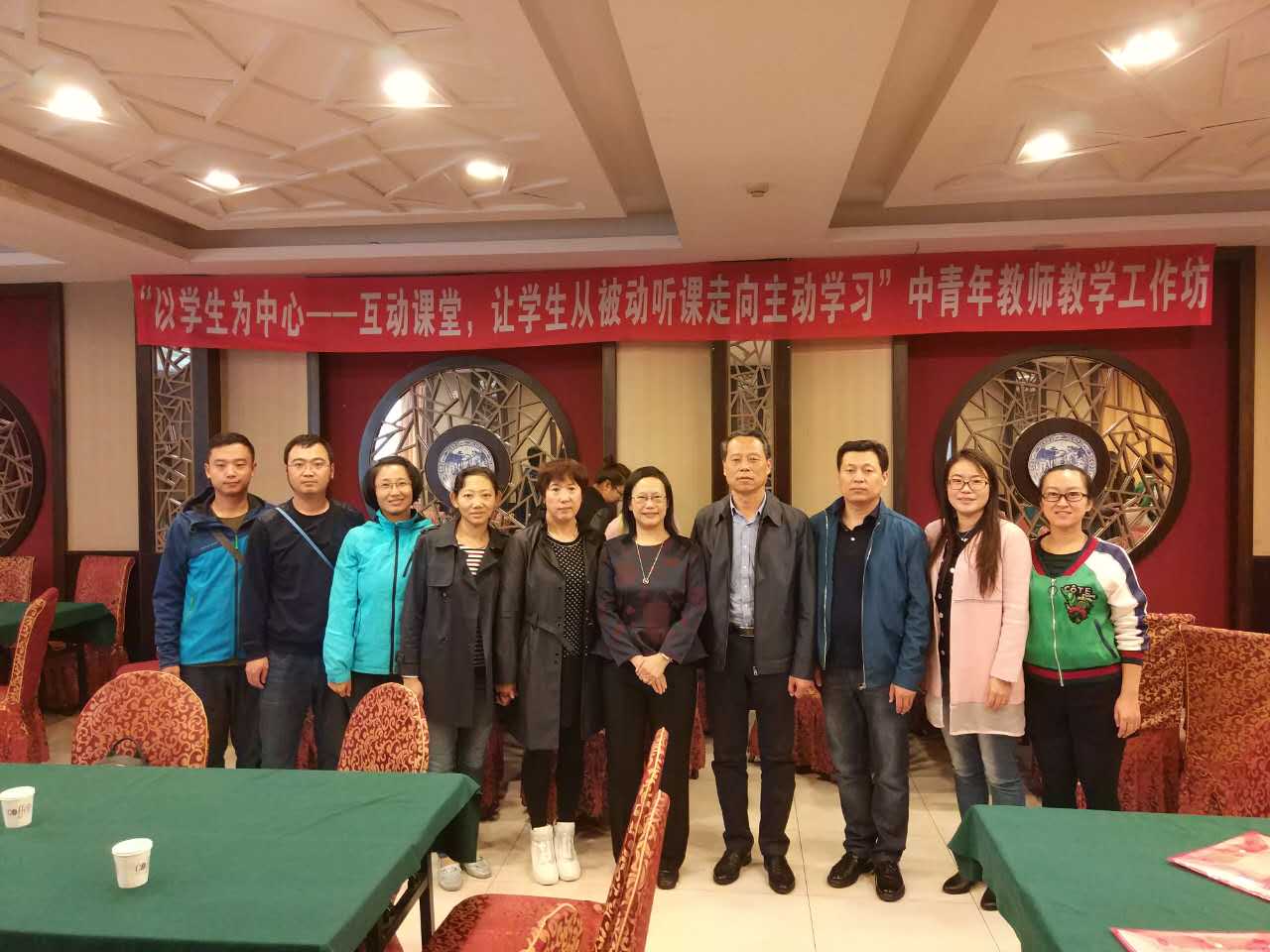 4.参会教师与何教授合影